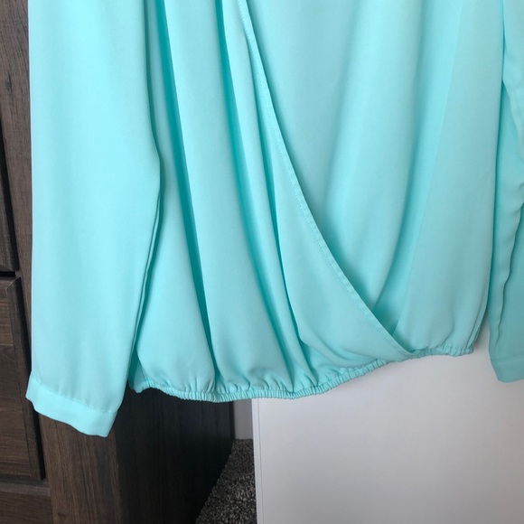 Mint green top - Picture 4 of 6